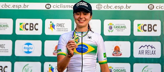 Tota Magalhães em composição promocional em ambiente de ciclismo