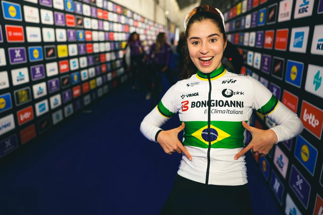 Tota Magalhães com uniforme da seleção brasileira em evento internacional