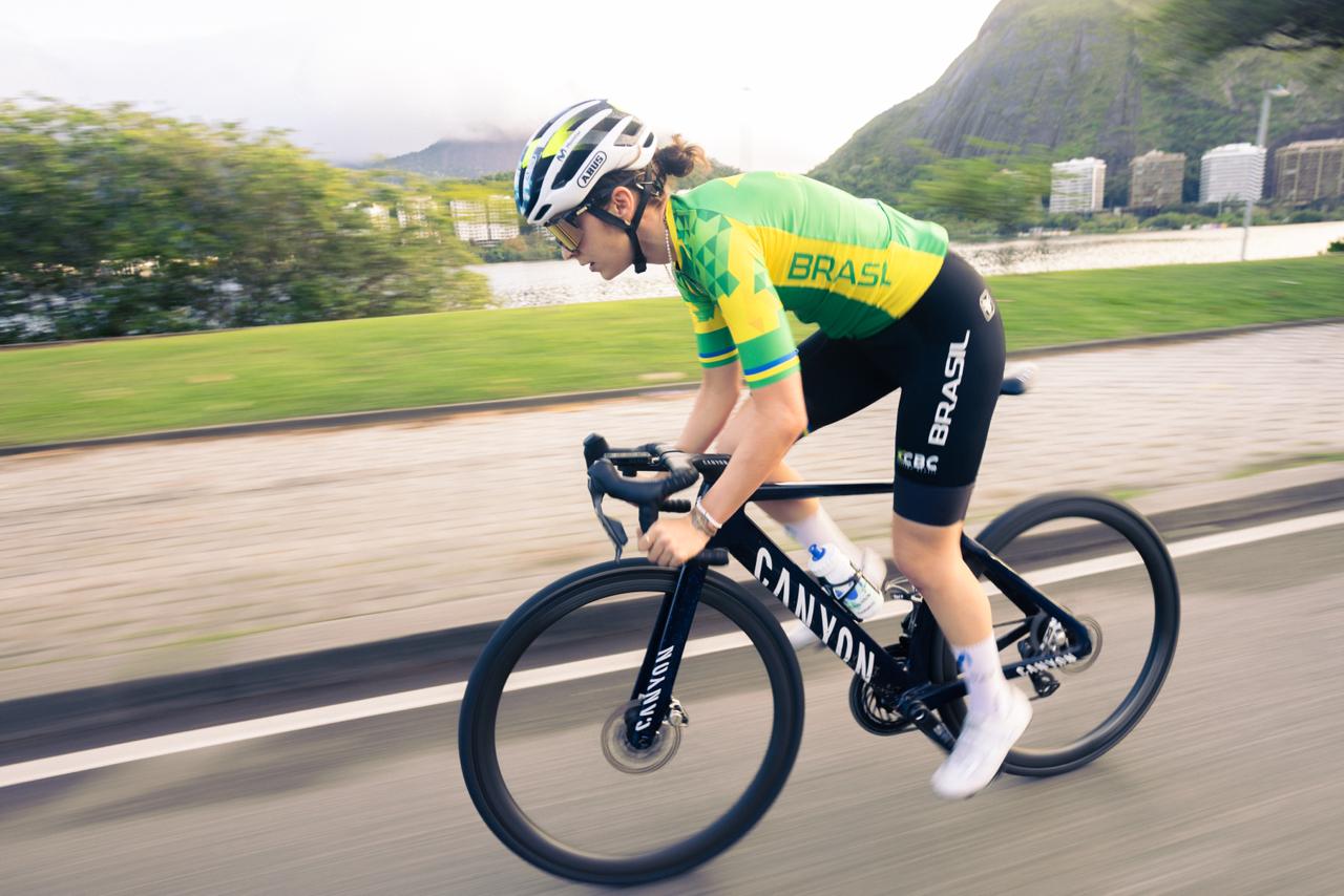 Tota Magalhães em momento de treino e convívio com o ciclismo