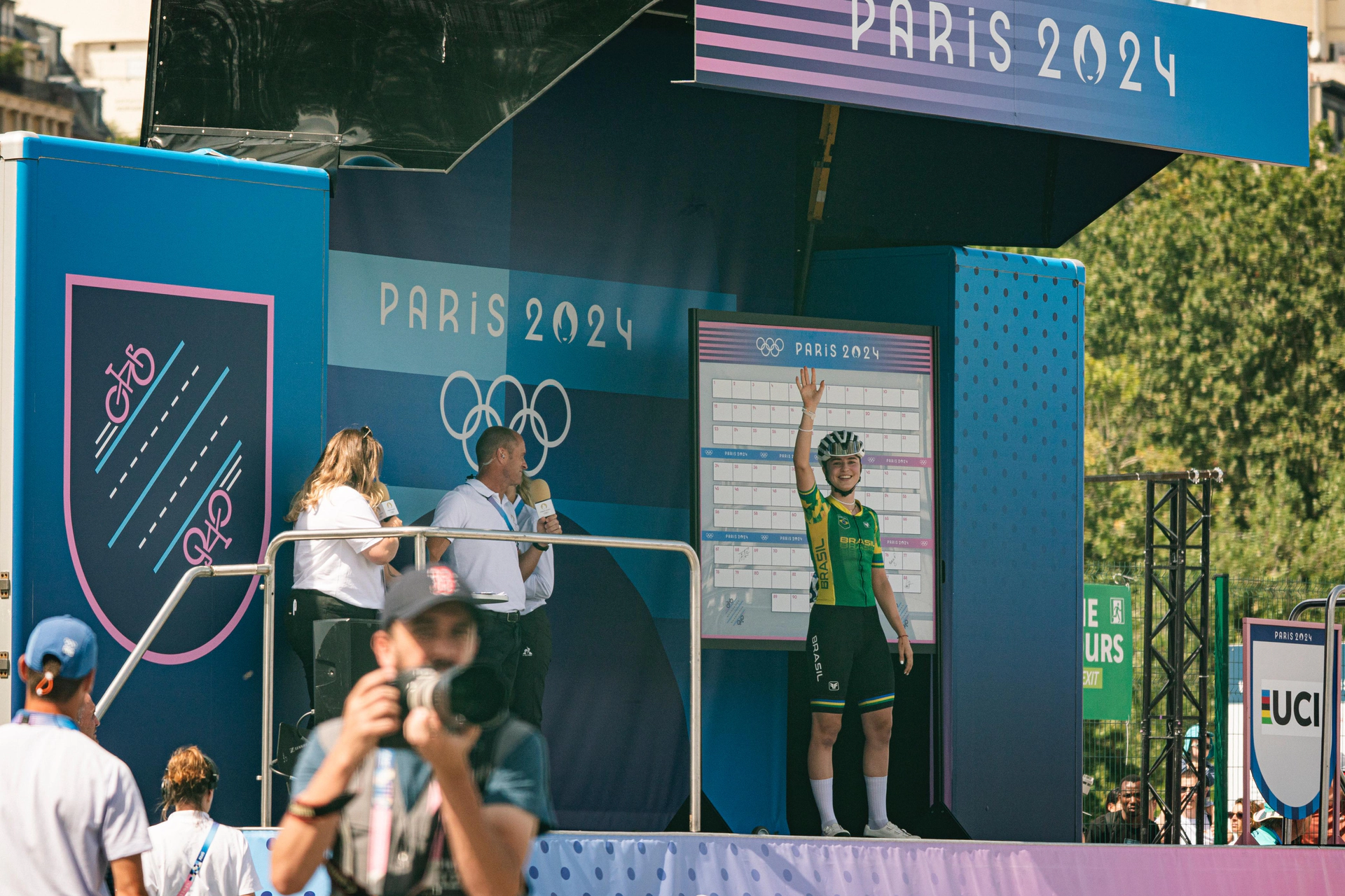 Ana Vitória Tota Magalhães representando o Brasil no ciclismo nos Jogos Olímpicos de Paris