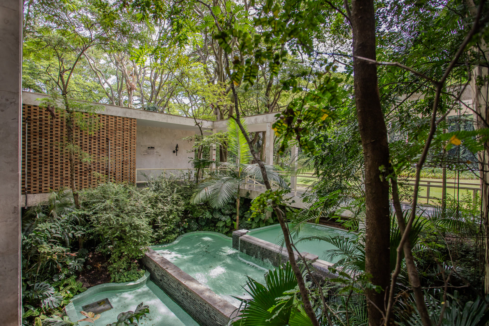 casa fora - institucional