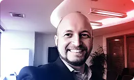 Foto do CEO Leandro Vasconcelos no site da Galaxxia, a melhor Agência de Marketing Digital, Publicidade e Consultoria de Marketing no Rio de Janeiro e São Paulo que impulsiona vendas, inovação e gestão de marca.