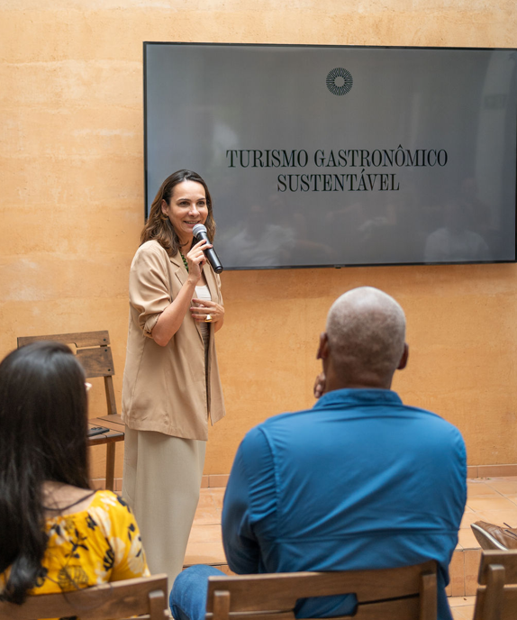 A fundadora do Instituto Bazzar, Cristiana Beltrão, apresenta dados sobre o turismo gastronômico no Brasil e no exterior. Foto: Maria Clara Mangi